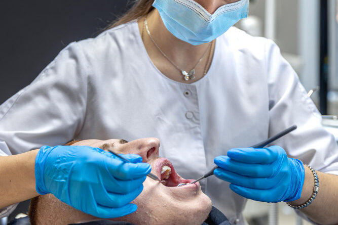 Jak dbać o implanty zębowe?