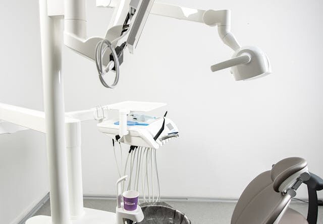 różnice między odsłoniętymi szyjkami a recesją dziąseł