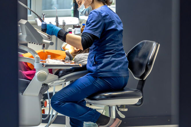 Recesja dziąseł jako główna przyczyna ubytków klinowych