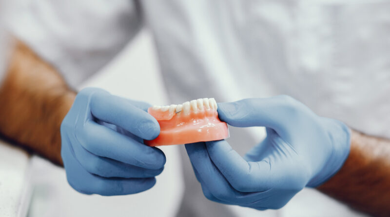 Która proteza jest lepsza silikonowa czy zwykła?