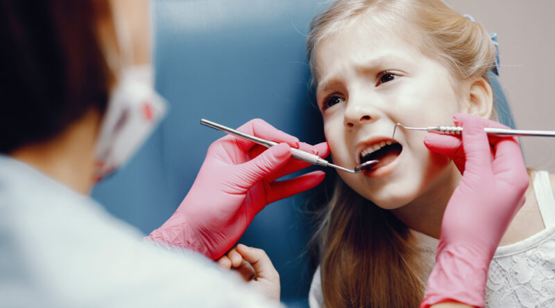 Krzywe zęby u dziecka – kiedy udać się do ortodonty dziecięcego?