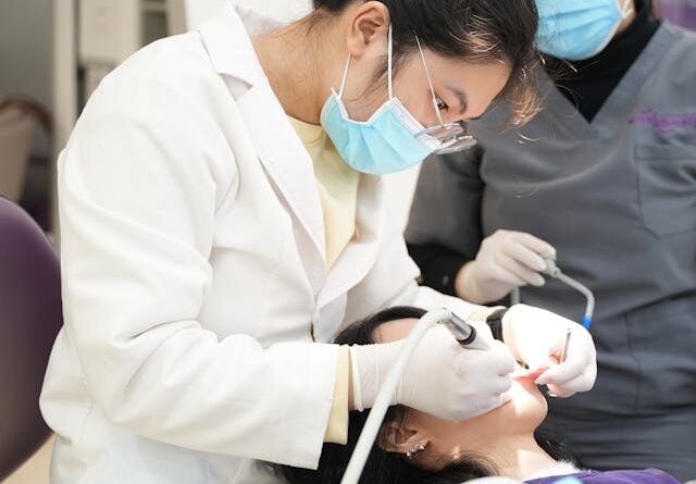 Jak dbać o zęby podczas leczenia u ortodonty?