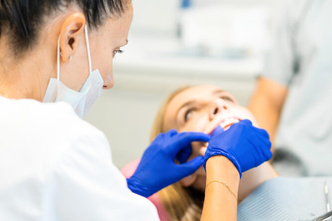 Proteza na implantach górna – najważniejsze informacje dla pacjenta