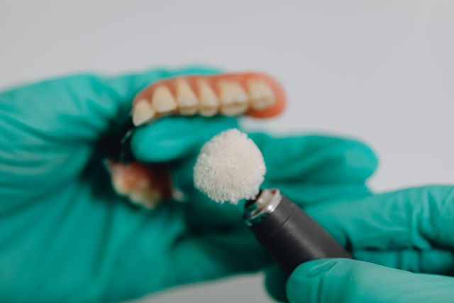 Czy przed protezą na implantach trzeba odbudować kość?