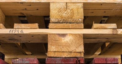 Naprawa palet drewnianych – kiedy paletę warto naprawić, a kiedy wymienić?