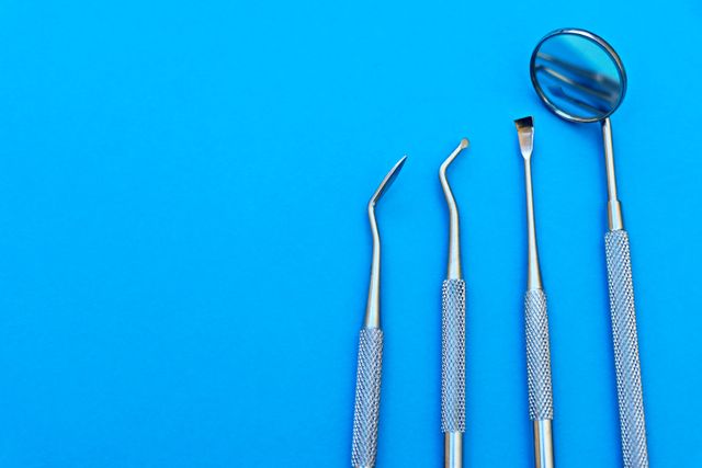 Po jakim czasie implant zrasta się z kością?